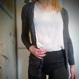 Mörkgrå klassisk Basic kofta med knappar - Säljer en stilren mörkgrå kofta med knappar framtill. Perfekt för lager-på-lager och passar till många olika outfits. Klassisk enke grål kofta i super mjukt och behagligt material. Ett perfekt Basic plagg att ha i sin garderob. 