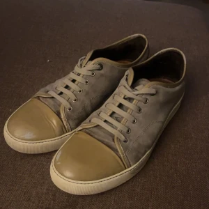 Lanvins - Snygga gråa lanvins med beige tå. Säljer nu mina lanvins då de inte kommer till användning längre pga att de är för små för mig. Det finns defekter på tån därav priset!!! Helt acceptabla för användning, inget störra fel på de! Priset diskuteras vid intresse, inget fastsatt pris ännu! Hör av dig vid frågor och funderingar! Obs! Dustbags, nya snören och låda medföljer vid köp! Kan gå ner i pris vid snabba affär!