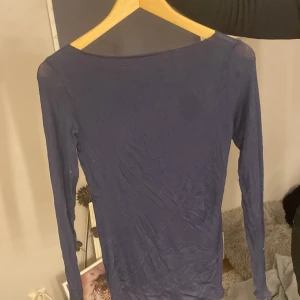 Intimissimi tröja  - Säljer en mörkblå intimissimi tröja. Den är i bra skick men har ett litet hål på ryggen men inget som man tänker på. 