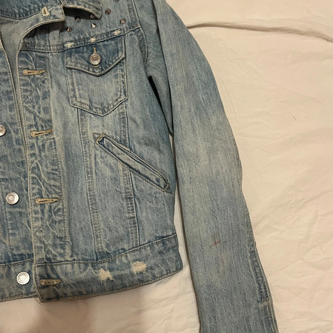 Jeansjacka med nitar från Bik Bok - 92