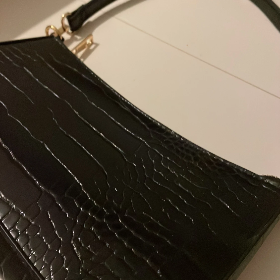 Svart axelväska med krokodilmönster - 90