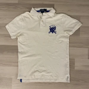 Polo Ralph Lauren Piké - Säljer denna feta ralph lauren piké. Den är i perfekt skick och har inga defekter. Storlek: S skriv vid frågor eller intresse!