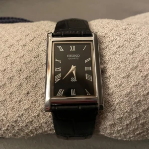 Seiko tank klocka - Säljer väldigt stilren Seiko Tank klocka med läderband. Relativt ny bytt batteri och i väldigt bra skick. Funkar perfekt. 