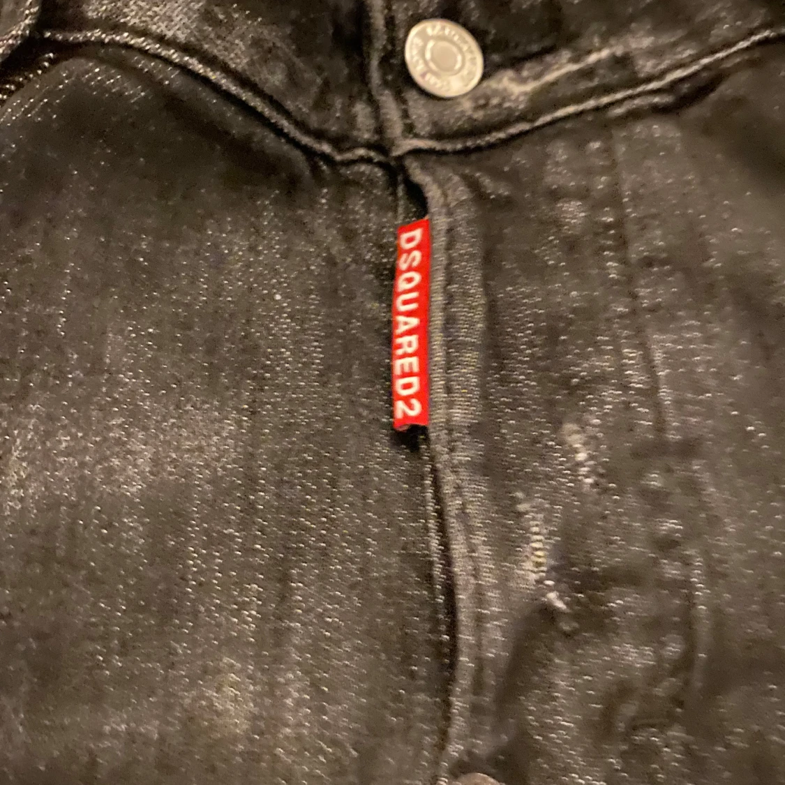 Svarta jeans med slitningar - 93