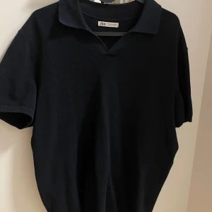 Svart pikétröja från Zara - Säljer denna fina tröja då den är för liten för mig. Storlek M. Köpt på Zara och är i väldigt fint skick. Hör av er om fler bilder eller frågor.