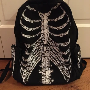 skelett rygga  - den har juster bara band och sitter skönt på. man får plats med många saker och dator. bra material 👍🏻🖤