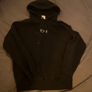 Svart hoodie från Polar - Säljer en stilren svart hoodie från Polar med en klassisk design med väldigt bra skick avänts ett få tal gånger.
