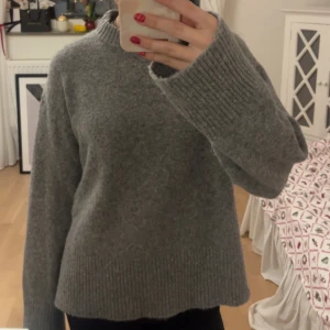 Grå stickad tröja - Mysig grå stickad tröja med långa ärmar och ribbade detaljer. Inget tecken på användning🥰pris kan diskuteras
