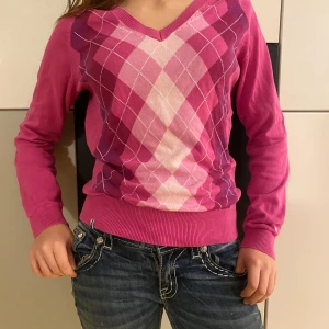 PeakPerformance fin y2k tröja - Jätte fin tröja som tyvärr inte kommer till användning. Står medium men passar mig som är s/xs.