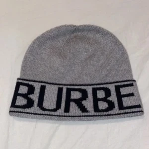 Grå burberry mössa - Hej jag säljer mössan för den inte passar som den ska har bästellt 2 gånger men det visar sig att mitt huvud är för litet den här legat i skåpet i cirka 1 månad. Pris kan diskuteras