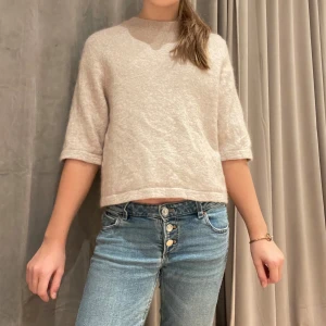 Other stories tröja - Säljer en mysig beige stickad tröja med trekvartsärm. Perfekt för en avslappnad stil och passar bra till jeans. Tröjan har en rund hals och en enkel design.