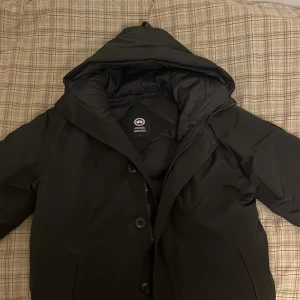 Canada goose chateau black label  - Hej! Säljer min canada goose black label jacka i nytt skick pga att den inte passar mig använda 2-3 gånger hör av er om ni har frågor elle undrar nåt.                                                                            Säljer den billigt för vill bli av med den snabbt möts upp i Stockholm                                                