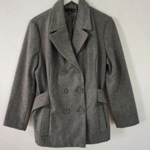 Ny jacka  - Snygg ny grå jackafrån Ellos med dubbelknäppning och klassisk krage. 