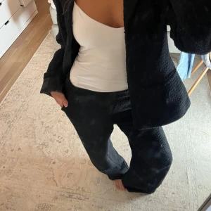Josefine HJ x Nakd kostym - Snygg svart kostym från NA-KD i samarbete med Josefine HJ. 