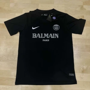 BALMAIN X PSG T-SHIRT - Säljer denna nya balmain paris t-shirten köpte fel storlek, snygg och fresh, pris kan diskuteras vid snabbt köp, först till kvarn