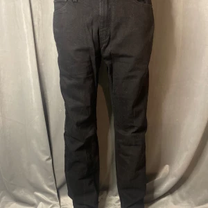 Svarta jeans från Levi's - Säljer ett par svarta Levi's 541 jeans. De har en klassisk design med fem fickor och en knappgylf.