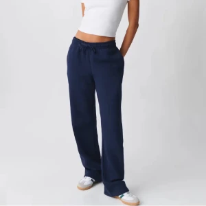 Mjukisbyxor från Gina - Mörkblå mjukisar, låga/midwaist från Gina i storlek S, inga defekter!❤️