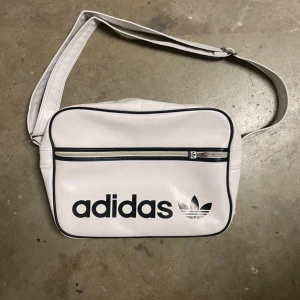 Vit axelväska från Adidas SÖKES - SÖKEEERRE!!!!