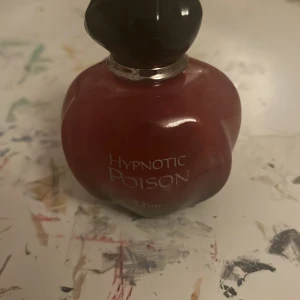 Hypnotic Poison parfym från Dior - Säljer en elegant Hypnotic Poison parfym från Dior. Är lite använd så skulle säga runt 75% är kvar