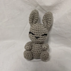 Akryl kanin - En söt liten akrylvirkad kanin🐰