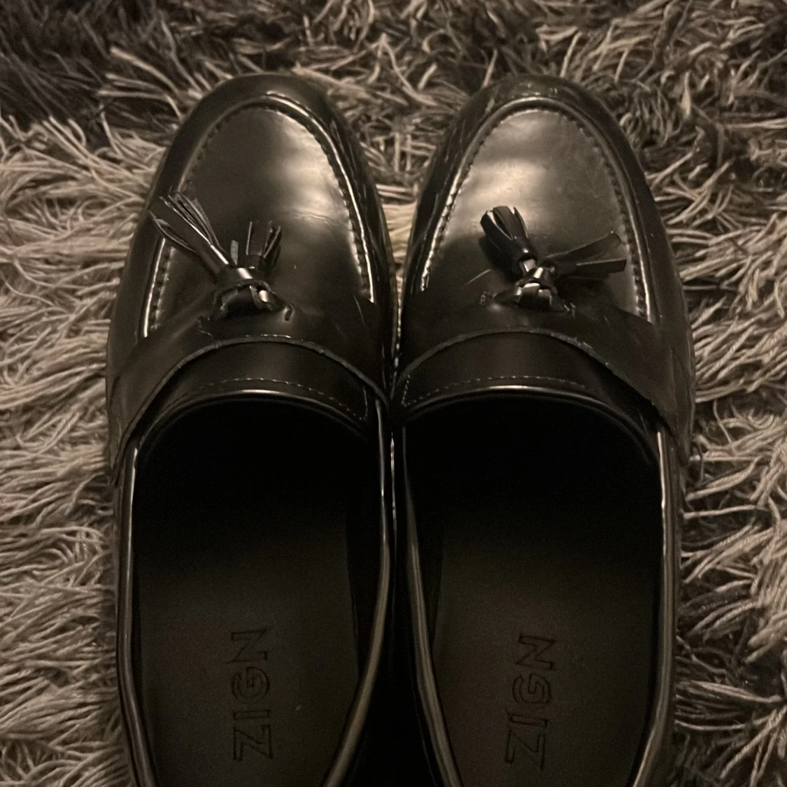 Svarta loafers med tofsar - 93