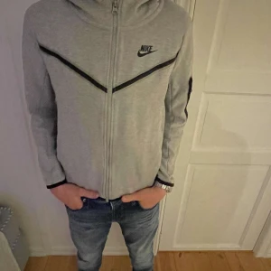 Nike Tech - Säljer ett Nike Tech i färgen Grå. Storleken är 147-158 cm, skriv gärna om ni har frågor eller är intresserade!