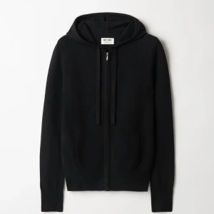 Soft goat zip hoodie - Säljer denna tröja som knappt är använd, den är helt i nyskick. Säljer då jag inte fått användning för den, för fin för att endast hänga i garderoben.