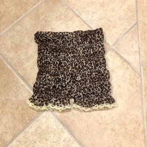 Leopardmönstrade shorts  - Leopardmönstrade shorts i storlek XS. Shortsen är i gott skick då de aldrig är använda. Klicka gärna på köp nu och meddela för eventuella frågor. :)
