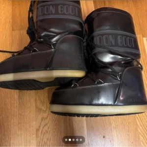 Svarta Moon Boots - Säljer dessa moon boots som jag precis köpte second hand för att dem är för små. Stl 31-34, lite slitna men i bra skick, köpta för 800kr. Kan tänka mig att byta mot ett par höga moon boots i stl 35-38. Kom med bud jag är flexibel, vill sälja snarast möjliga. Skriv för fler bilder!💕