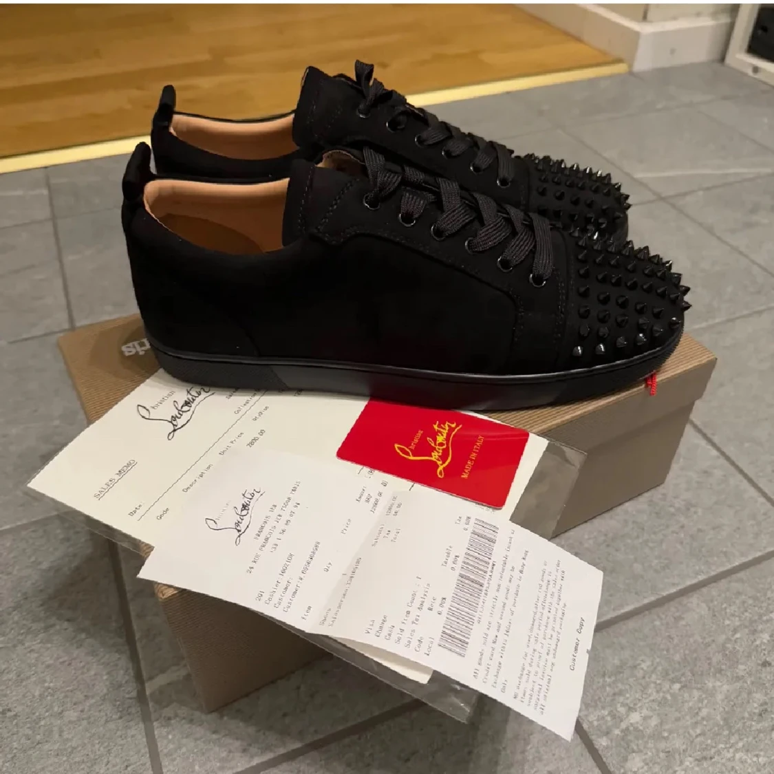 Svarta sneakers med nitar från Louboutin - 90