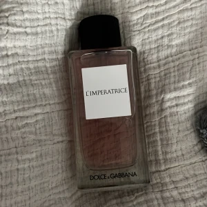 L'Imperatrice parfym från Dolce & Gabbana - Säljer en elegant L'Imperatrice parfym från Dolce & Gabbana. Flaskan har en svart kork och en vit etikett med namnet på parfymen.💓