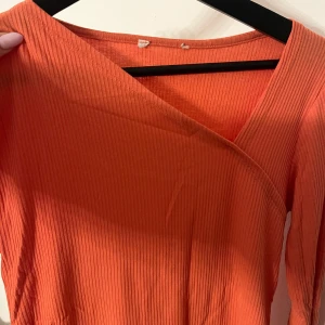 Asymmetrisk tröja - Snygg orange ribbad asymmetrisk tröja. Så himla fin 🧡Har endast använt någon gång då jag inte är så bekväm i färgglada färger. Köpt på Zalando
