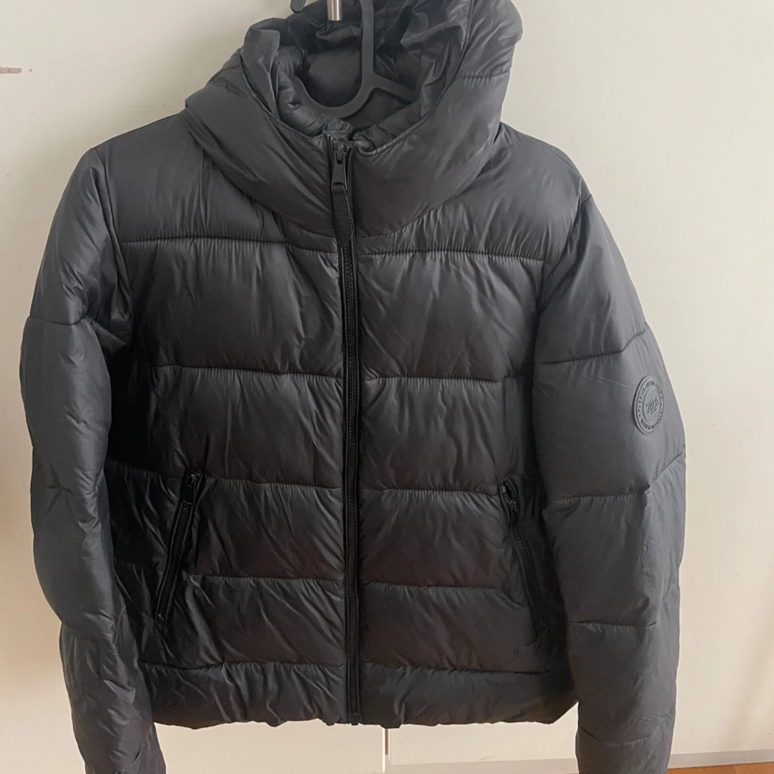 Svart dunjacka med huva