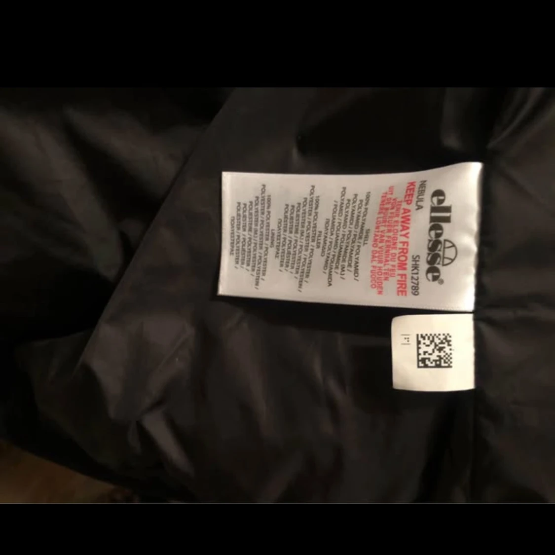 Svart pufferjacka från Ellesse - 90