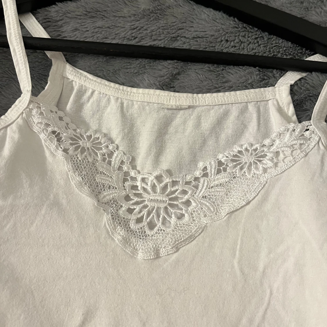 Vit linne med spetsdetalj - 90