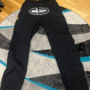 Corteiz cargobyxor - Säljer Corteiz byxor storlek L men passformen är M eftersom de tillverkar små storlekar. Riktigt sköna byxor beställde de från nätet så de kom med en påse eftersom de va ett tag sen tror inte jag kan hitta digitala kvittot men de är äkta de går och checka.