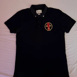 Piké tröja - Fin piké tröja i mycket bra skick. Storlek Xl men passar både M och L då den är liten i storlek