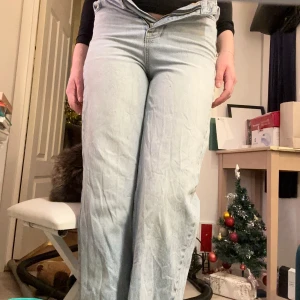 Ljusa jeans med hög midja - Säljer ett par ljusa jeans med hög midja och breda ben från Ginatricot. Säljer då de är för små de är i storlek 32 och därav har jag ej dragit upp gylfen på första bilden! 🩷