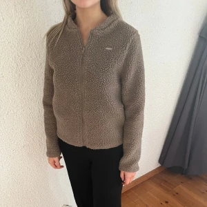 Aim’n Teddyjacka - Storlek small. Beige brun i färgen. Typ aldrig använd 💕 Säljer en likadan fast svart också
