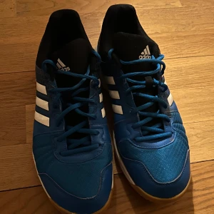Blå Adidas inneskor - Fint skick storlek 43