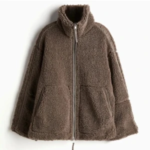 Intressekoll Hm teddy jacka - Gör en intressekoll på min teddy jacka från Hm I storlek S.  Lägg prisförslag. 