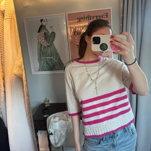 Vit och rosa randig tröja - Säljer en söt vit tröja med rosa ränder och trekvartsärm från Laurasøn 