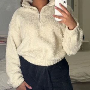 Teddy kofta - Säljer denna fina Zip-up koftan i teddy material. Perfekt nu till vintern. Inga skador eller defekter! Storlek M men passar både M och S.