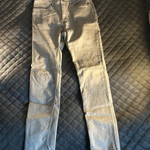 Grå skinny jeans från hm  - Snygga grå skinny jeans från hm. De har en klassisk femficksdesign och en knappgylf. Perfekta för en stilren look.