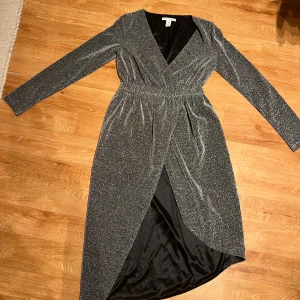 Glittrig klänning - Jättefin glittrig klänning i väldigt fint skick. Storlek 36 men skulle säga att den passar en 38a också. 150kr. Kan mötas upp och frakta💞