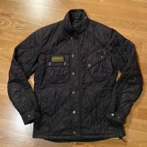 Svart jacka från Barbour -  svart jacka från Barbour. Storlek S men funkar även bra till M. Killen på bilden är 180. Nypris för jackan ligger runt 2500kr.