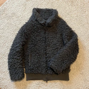 Teddy jacka  - Jättefin mörkblå lurvig jacka!✨