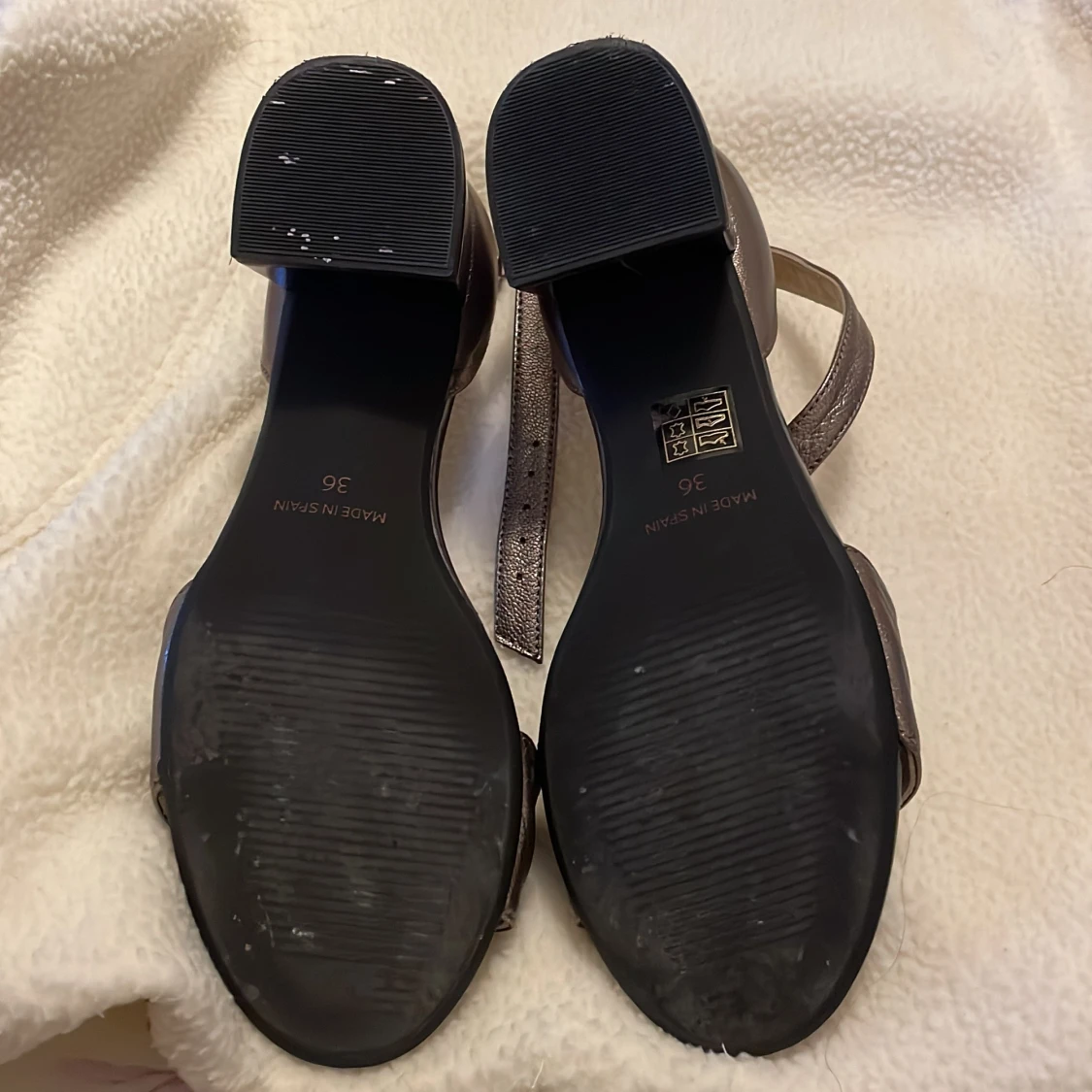 Bronsfärgade sandaler från Sandra Morales - 90