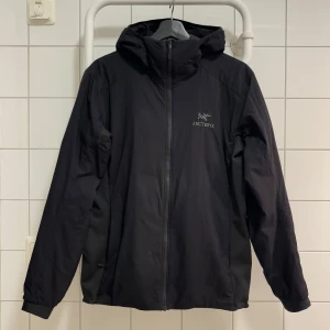 Arc'teryx ATOM hoody - Atom Hoody (dam) i Large från Arcteryx med huva och dragkedja. Förvånansvärt varm trots den lättsamma designen. Jag är 175cm lång som referens. Mycket gott skick. Nypris 3000-3300kr. Finns i Stockholm