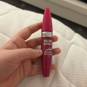 Volymmascara från glam of Sweden  - Säljer en volymmascara från glam of Sweden med en intensiv svart färg. Den har en klassisk borste för att ge fransarna extra volym och längd. Perfekt för att framhäva ögonen med en dramatisk look.